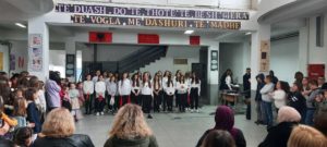 Nxënësit e Frëngovës festuan 7 Marsin me poezi, këngë dhe valle (FOTO-VIDEO)