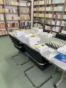 Mërgimtarët nga Ladorishti kontribuan në bibliotekën e shkollës “Ashim Agushi” (FOTO)