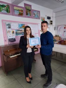 Respekte/ Profesori Bruno Coma i dhuron një piano shkollës së Ladorishtit, e falenderon drejtoresha Atixhe Ajro (FOTO)