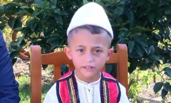 Njihuni me gjeniun shqiptar 7 vjeçar që reciton 2800 vargje të Fishtës (VIDEO)