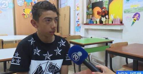 TV21: Amiri zgjidh 30 detyra matematike për 2 orë, por jeton me një vakt buke në ditë (VIDEO)