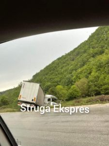 LAJMI I FUNDIT: Përmbyset kamioni në rrugën magjistrale Strugë-Qafethanë (FOTO)
