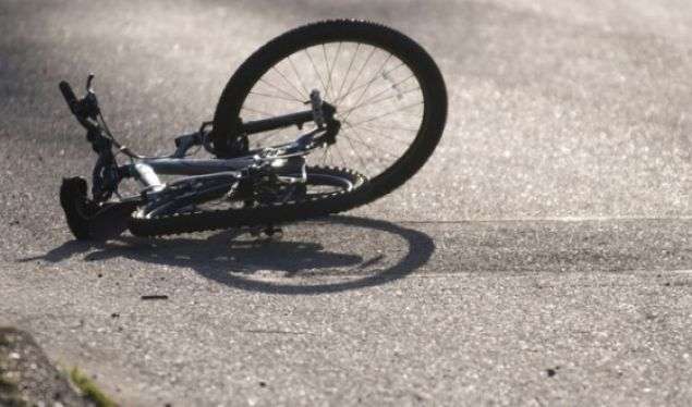 Vetura godet biçikletën, vdes pesëvjeçari në Mitrovicë
