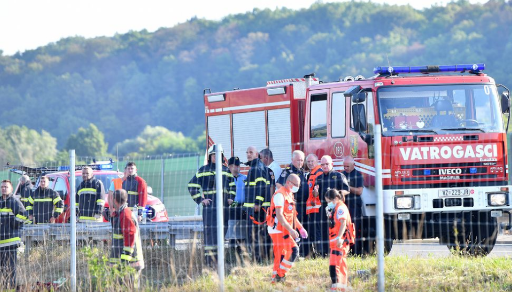 Pamje nga vendi i aksidentit në Kroaci ku vdiqën së paku 11 e u lënduan 34 persona