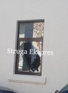 I mituri nga Struga futet të vjedhë në komunë duke thyer xhamin e dritares (FOTO)
