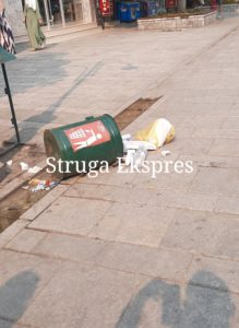 Dëmtohen korpat e mbeturinave në Strugë (FOTO LAJM)