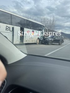 Aksident në rrugën Strugë-Ohër, autobusi përplaset me makinën (FOTO)