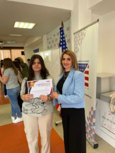 Nxënëset nga Misllodezhda, Fatime Mena dhe Emine Xheleshi shkëlqejnë në Garat Republikane të gjuhës Angleze me mentoren Arbnora Hoxha (FOTO)