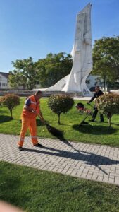 Punëtorët e Komunales së Strugës, këta heronj të mëdhenj në të nxehtin e madh! Jepuni dashuri dhe respekt pafund