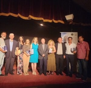 Takim përkujtimor në Strugë: Jashar Pollozhani nderon figurën e Nënës Terezë (FOTO)