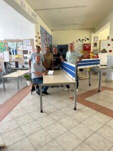 Respekte/ Suela Hoxha dhe Fatos Hoxha i donojnë nga Zvicra 31 tavolina shkollës “Ashim Agushi”-Ladorisht (FOTO)